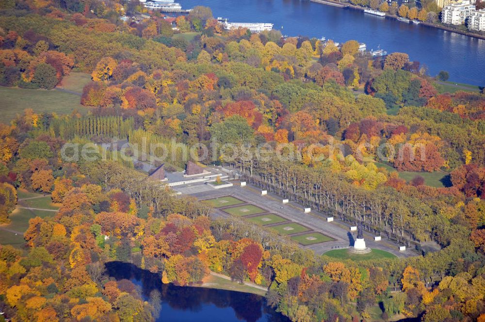 Berlin from the bird's eye view: Das Sowjetische Ehrenmal im Treptower Park soll an die im 2.Weltkrieg gefallenen Soldaten der Roten Armee erinnern. The Soviet Memorial in Treptower Park wants us to remember the killed soldats in action in World War II of the Red Army.