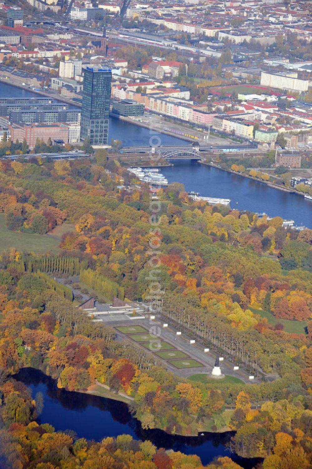 Aerial image Berlin - Das Sowjetische Ehrenmal im Treptower Park soll an die im 2.Weltkrieg gefallenen Soldaten der Roten Armee erinnern. The Soviet Memorial in Treptower Park wants us to remember the killed soldats in action in World War II of the Red Army.