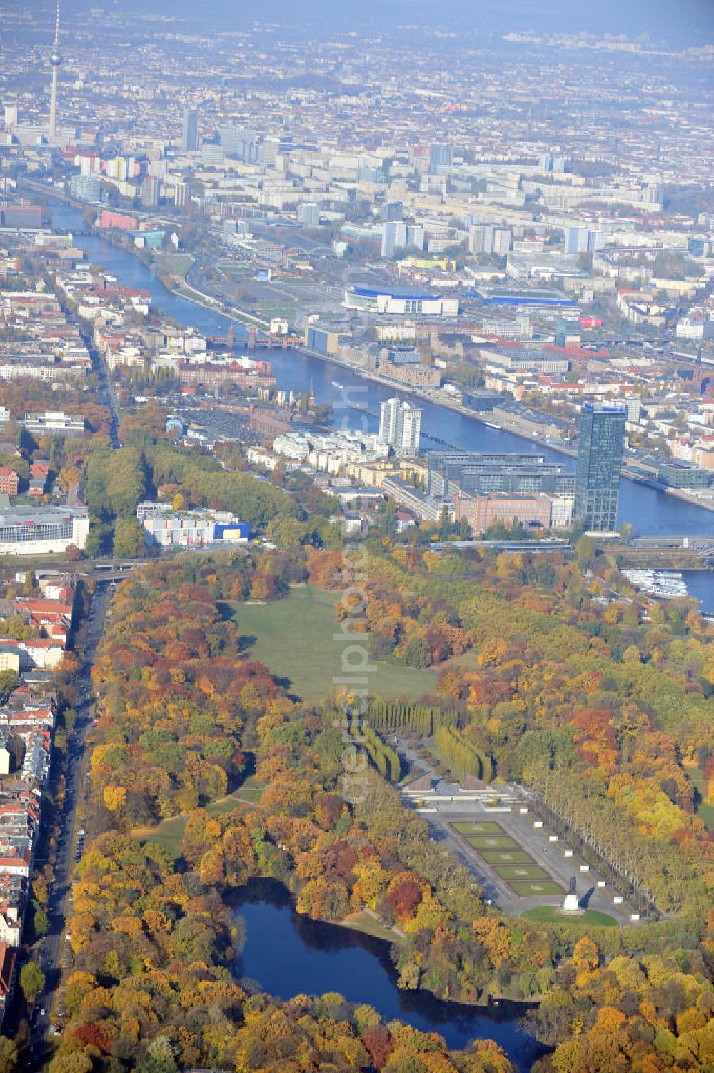 Aerial photograph Berlin - Das Sowjetische Ehrenmal im Treptower Park soll an die im 2.Weltkrieg gefallenen Soldaten der Roten Armee erinnern. The Soviet Memorial in Treptower Park wants us to remember the killed soldats in action in World War II of the Red Army.