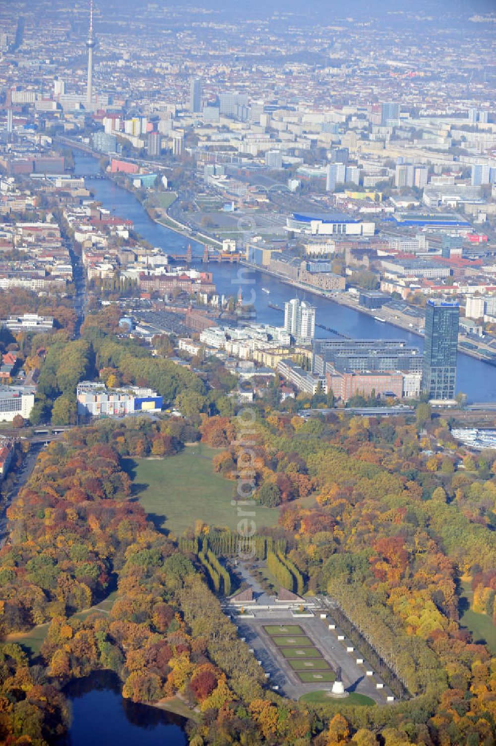 Berlin from the bird's eye view: Das Sowjetische Ehrenmal im Treptower Park soll an die im 2.Weltkrieg gefallenen Soldaten der Roten Armee erinnern. The Soviet Memorial in Treptower Park wants us to remember the killed soldats in action in World War II of the Red Army.