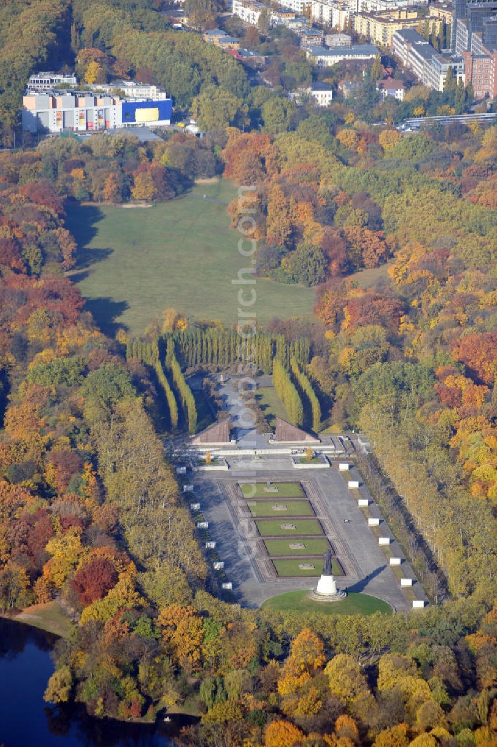 Aerial image Berlin - Das Sowjetische Ehrenmal im Treptower Park soll an die im 2.Weltkrieg gefallenen Soldaten der Roten Armee erinnern. The Soviet Memorial in Treptower Park wants us to remember the killed soldats in action in World War II of the Red Army.