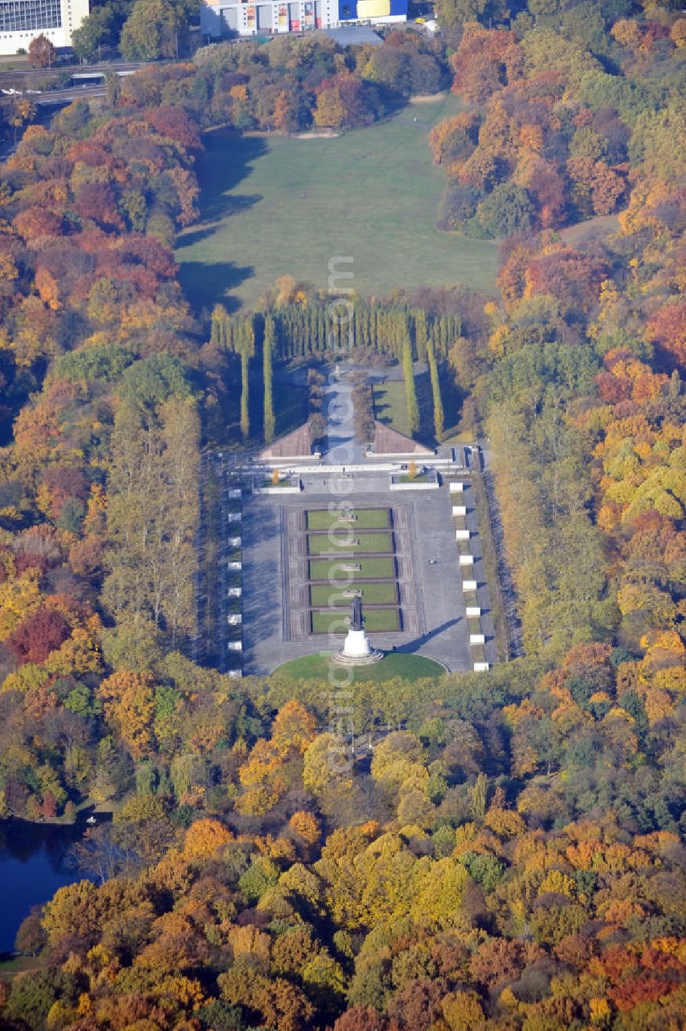 Berlin from above - Das Sowjetische Ehrenmal im Treptower Park soll an die im 2.Weltkrieg gefallenen Soldaten der Roten Armee erinnern. The Soviet Memorial in Treptower Park wants us to remember the killed soldats in action in World War II of the Red Army.