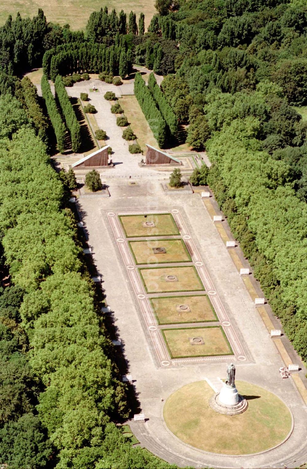 Berlin Treptow from above - 09.08.1995 Sowjetisches Ehrendenkmal im Treptower Park