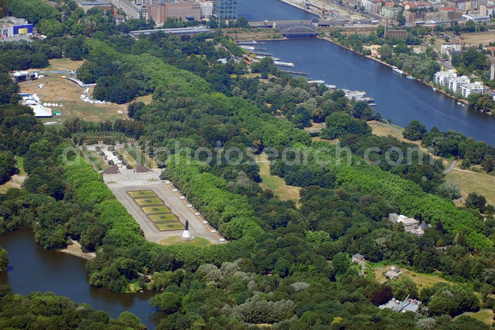 Berlin from the bird's eye view: Blick auf das sowjetische Ehrendenkmal im Treptower Park. Die Gedenkstätte wurde zu Ehren der im Zweiten Weltkrieg gefallenen sowjetischen Soldaten errichtet und als größtes von drei Ehrendenkmälern in Berlin im Mai 1949 fertiggestellt. Anschrift: Puschkinallee, 12435 Berlin