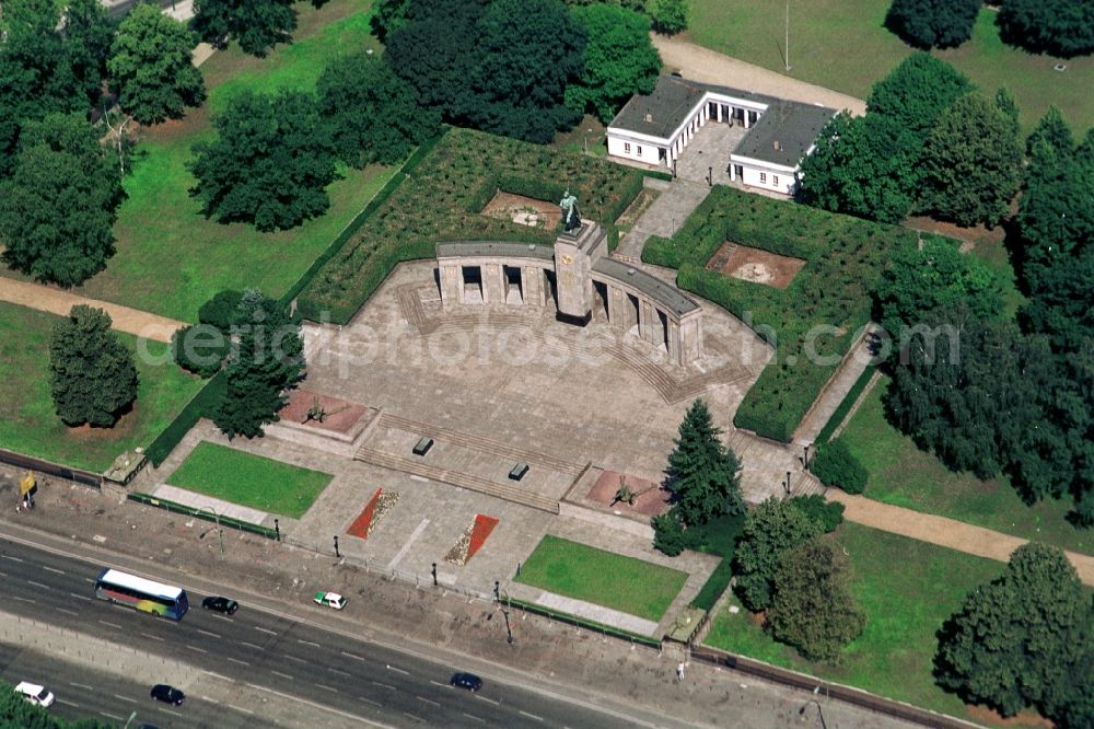 Aerial photograph Berlin-Tiergarten - The Soviet War Memorial in the Tiergarten is located near the major tourist attractions in the highway of 17 June in the district Berlin-Tiergarten. It is a monument to the Battle of Berlin at the fallen soldiers of the Red Army. In the center of the colonnade stands the monument of a Soviet soldier from the sculptor Lew Kerbel. After the withdrawal of troops of the Soviet Army Germany undertook to maintain the cemeteries