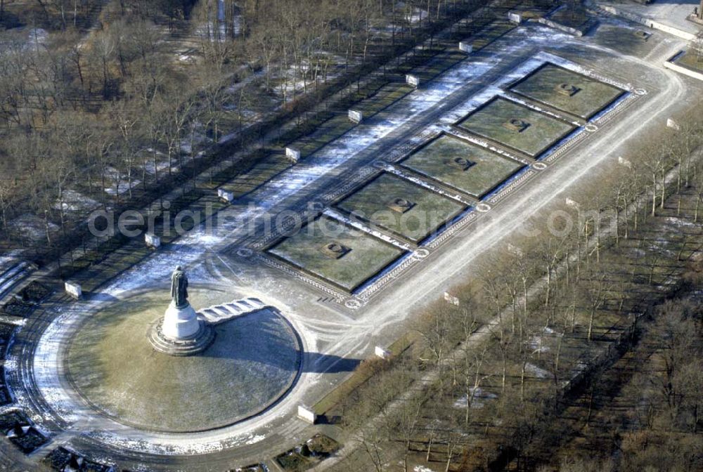 Aerial photograph Berlin - TREPTOW - Sowjetisches Ehrenmal in Berlin-Treptow. 1995