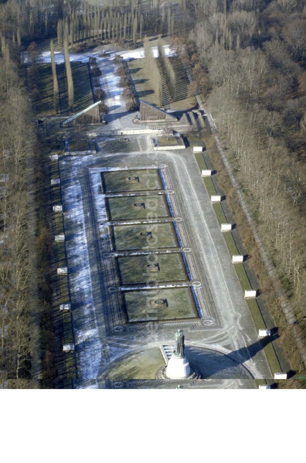 Berlin - TREPTOW from the bird's eye view: Sowjetisches Ehrenmal in Berlin-Treptow. 1995