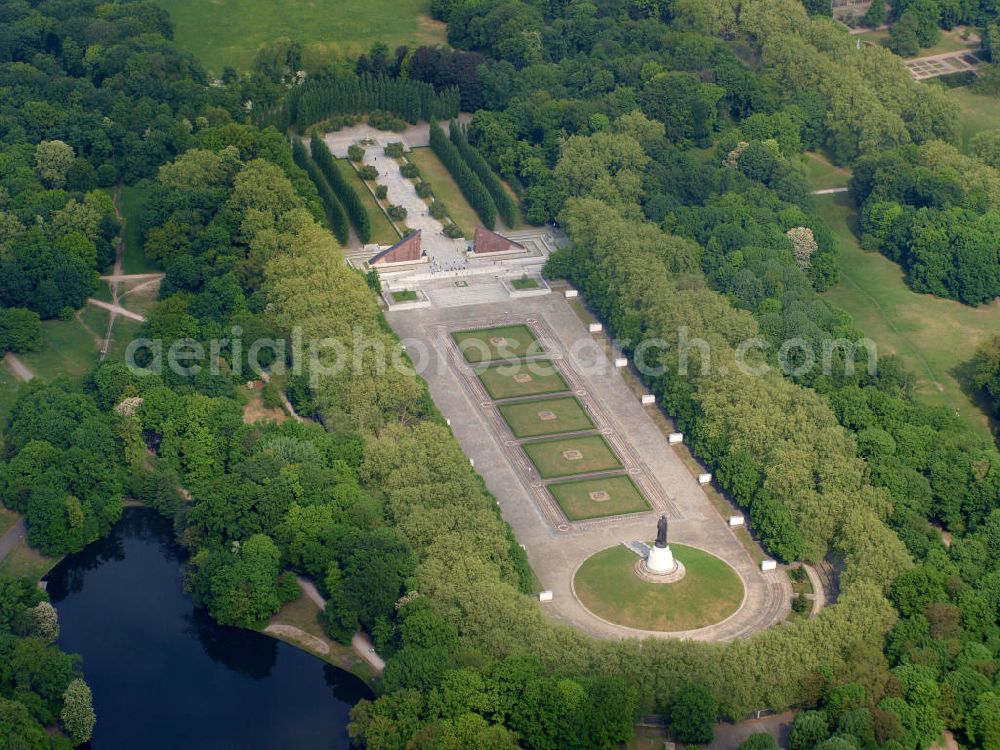 Berlin from the bird's eye view: Blick auf das russische Ehrenmal in Berlin Treptow. Zur Gestaltung der Gedenkstätte wurde von den sowjetischen Besatzungstruppen ein Wettbewerb ausgelobt. Von Juni 1946 an wurde ein unter 52 eingereichten Entwürfen ausgewählter Vorschlag umgesetzt. Er stammt von einem sowjetischen „Schöpferkollektiv“, dem der Architekt Jakow S. Belopolski, der Bildhauer Jewgeni Wutschetitsch, der Maler Alexan der A. Gorpenko und die Ingenieurin Sarra S. Walerius vorstanden. Die Gedenkstätte wurde an Stelle der dort vorhandenen großen Spiel- und Sportwiese angelegt, im Mai 1949 wurde die Anlage vollendet.Im Oktober 2003 wurde die Statue des Rotarmisten in einer Werkstatt auf Rügen restauriert, mit einem Schiff wieder nach Berlin gebracht, und steht seit dem 4. Mai 2004 wieder auf ihrem Sockel..