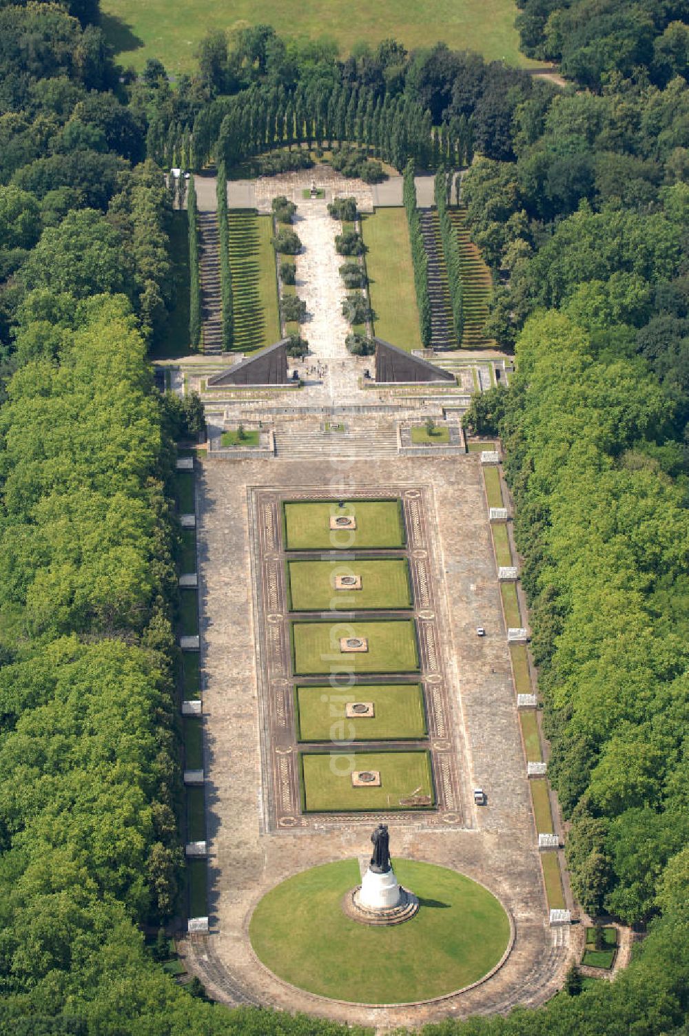 Berlin from above - Blick auf das Zentrum des Sowjetischen Ehrenmals, der Skulptur des Befreiers. Diese besteht aus dem Ehrenhügel, der darin befindlichen Kuppel, die als Mausoleum dient, sowie der Statue eines Soldaten der Roten Armee. Inspiriert ist die Statue durch die angebliche Tat eines Sowjetsoldaten, der unter Beschuss ein kleines Mädchen retten konnte. Das gesamte Ehrenmal wurde 1949 errichtet und befindet sich im Treptower Park, erreichbar über die beiden Eingänger am Treptower Park und der Puschinallee.