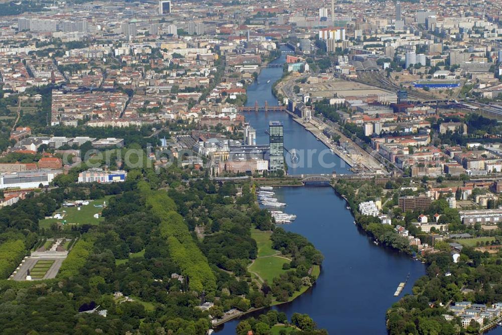 Aerial photograph Berlin - Blick auf das Sowjetische Ehrenmal im Treptower Park (links). Am Teptower Park oder Puschkinallee, 12435 Berlin. Mittig verläuft die Spree mit der Treptower (vorn) und der Oberbaum-Brücke (hinten).