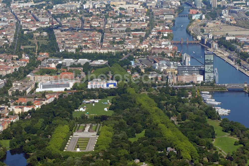 Berlin from above - Blick auf das Sowjetische Ehrenmal im Treptower Park. Am Teptower Park oder Puschkinallee, 12435 Berlin. Rechts verläuft die Spree mit der Treptower (vorn) und der Oberbaum-Brücke (hinten).