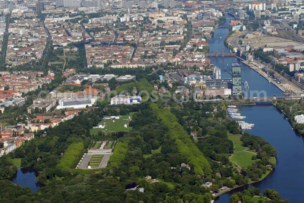 Berlin from the bird's eye view: Blick auf das Sowjetische Ehrenmal im Treptower Park. Am Teptower Park oder Puschkinallee, 12435 Berlin. Rechts verläuft die Spree mit der Treptower (vorn) und der Oberbaum-Brücke (hinten).