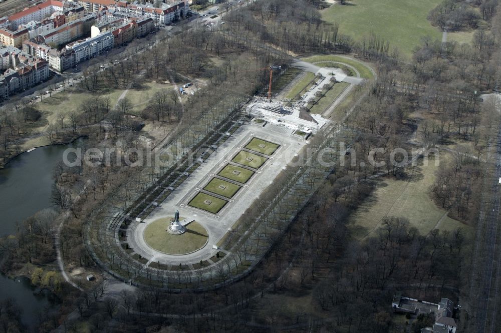 Aerial image Berlin - The Soviet War Memorial in Treptower Park in Berlin is in the state of Berlin. The monument commemorates the fallen in WW2 soldiers of the Red Army. In the Appendices to the memorial Soviet soldiers are buried many thousands. The sculpture of the soldiers with the child in her arms was designed by the Russian sculptor Vuchetich