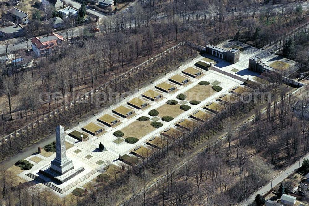 Aerial photograph Berlin - PANKOW - Sowjetisches Ehrenmal in Wilhelmsruh in Berlin-Pankow. 1995