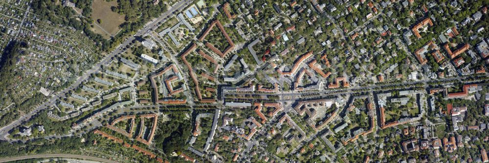 Berlin from the bird's eye view: Blick auf den Spandauer Damm (von unten links nach oben rechts) und die Reichsstraße im Ortsteil Westend vom Bezirk Charlottenburg-Wilmersdorf. 1840 erwarb ein bayerischer Bierbrauer das im Winkel zwischen dem heutigen Spandauer Damm und der Reichsstraße gelegene Gelände und eröffnete dort einen kleinen Ausschank, der im Volksmund „Spandauer Bock“ genannt wurde. 1854 verlegte er seine Brauerei aus Spandau auf das gegenüberliegende Gelände des Spandauer Bergs, die von da an Spandauer Berg-Brauerei hieß. Die dort entstandene Gaststätte nannte der Volksmund entsprechend „Zibbe“ (norddeutsch für Mutterschaf). Mit der Zeit entwickelte sich ein reger Ausflugsverkehr von Charlottenburg und Berlin zum „Spandauer Bock“. Die beiden Ausflugsgaststätten und die Brauerei wurden im Zweiten Weltkrieg zerstört. Die Reichsstraße verläuft zwischen dem Spandauer Damm und dem Theodor-Heuss-Platz und ist eine Zubringerstraße zum Olympiastadion.