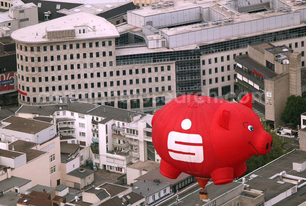 Aerial photograph Bochum - Blick auf den Heissluftballon in der Sonderform eines Sparschweins vor der Sparkasse Bochum. Bochum, hot air balloon in form of a piggy bank in front of a savings bank.