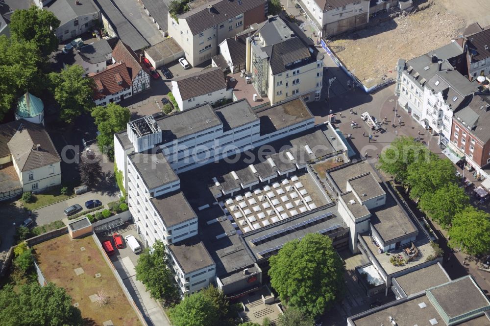 Unna from the bird's eye view: Bank building of Sparkasse UnnaKamen and its real estate centre in Unna in the state of North Rhine-Westphalia. The capital of the county district of Unna includes an office building with the offices of the real estate branch of the bank