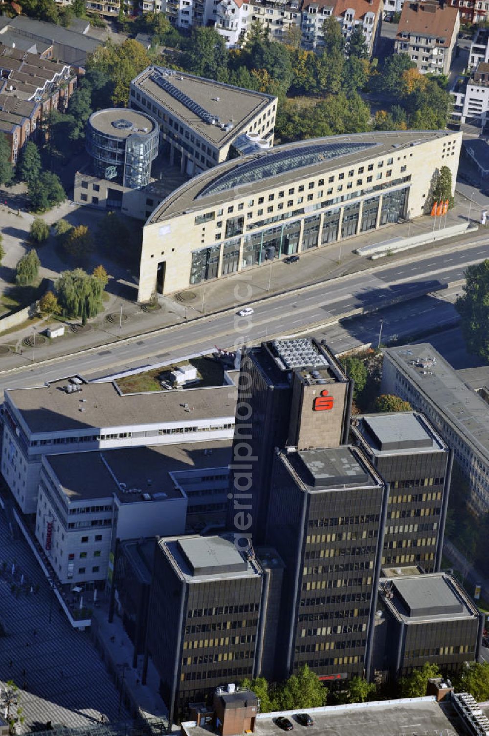 Hannover from the bird's eye view: Blick auf die Filialen der Sparkasse und der Volksbank am Raschplatz in Hannover. View to the subsidiary of the Sparkasse and the Volksbank at the Raschplatz in Hannover.