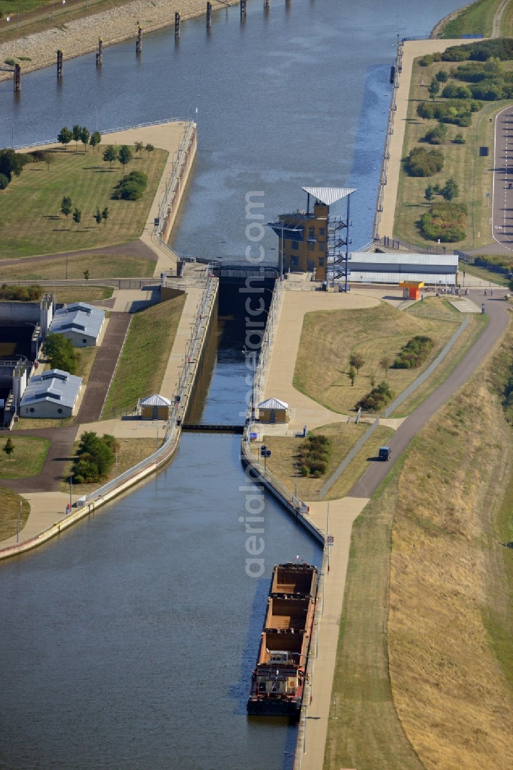 Magdeburg from the bird's eye view: Thrift lock Rothensee in the Rothensee connection canal at the waterway cross Magdeburg in the state Saxony-Anhalt