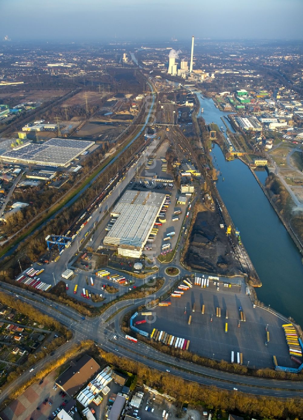 Herne from above - Forwarding and commercial area settlements on the banks of the Rhine-Herne Canal Herne in North Rhine-Westphalia