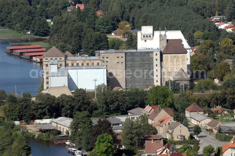 Fürstenberg/ Haveö from the bird's eye view: Ein ehemaliger Speicher in Fürstenberg/ Havel an der Schützenstraße und am Roblinsee.