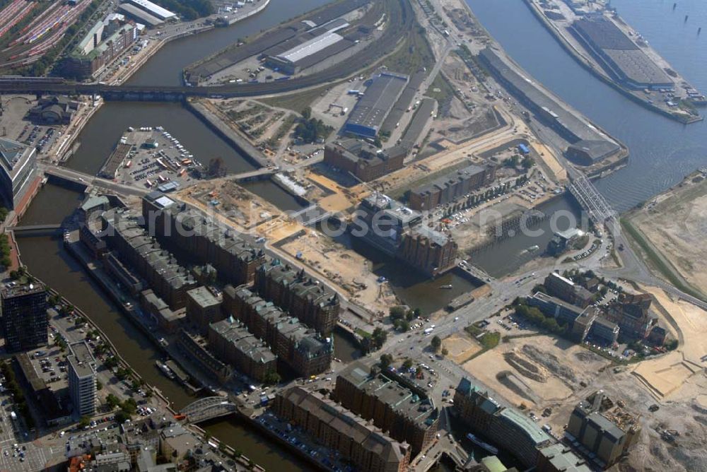 Hamburg from above - Blick auf die hamburger Speicherstadt. Die Speicherstadt in Hamburg ist der größte auf Eichenpfählen gegründete Lagerhauskomplex der Welt und steht seit 1991 unter Denkmalschutz. Zum Baubeginn der etwa 1,5 Kilometer langen Speicherstadt im Freihafen wurden ab 1883 die Häuser auf den Elbinseln Kehrwieder, Brook und Wandrahm abgerissen, die zu einem besonders malerischen Altstadtviertel aus dem 17. und 18. Jahrhundert gehörten, das noch fast vollständig erhalten war.