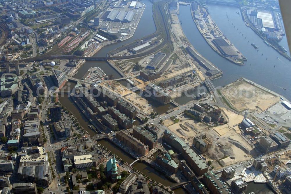 Hamburg from the bird's eye view: Blick auf die hamburger Speicherstadt. Die Speicherstadt in Hamburg ist der größte auf Eichenpfählen gegründete Lagerhauskomplex der Welt und steht seit 1991 unter Denkmalschutz. Zum Baubeginn der etwa 1,5 Kilometer langen Speicherstadt im Freihafen wurden ab 1883 die Häuser auf den Elbinseln Kehrwieder, Brook und Wandrahm abgerissen, die zu einem besonders malerischen Altstadtviertel aus dem 17. und 18. Jahrhundert gehörten, das noch fast vollständig erhalten war.