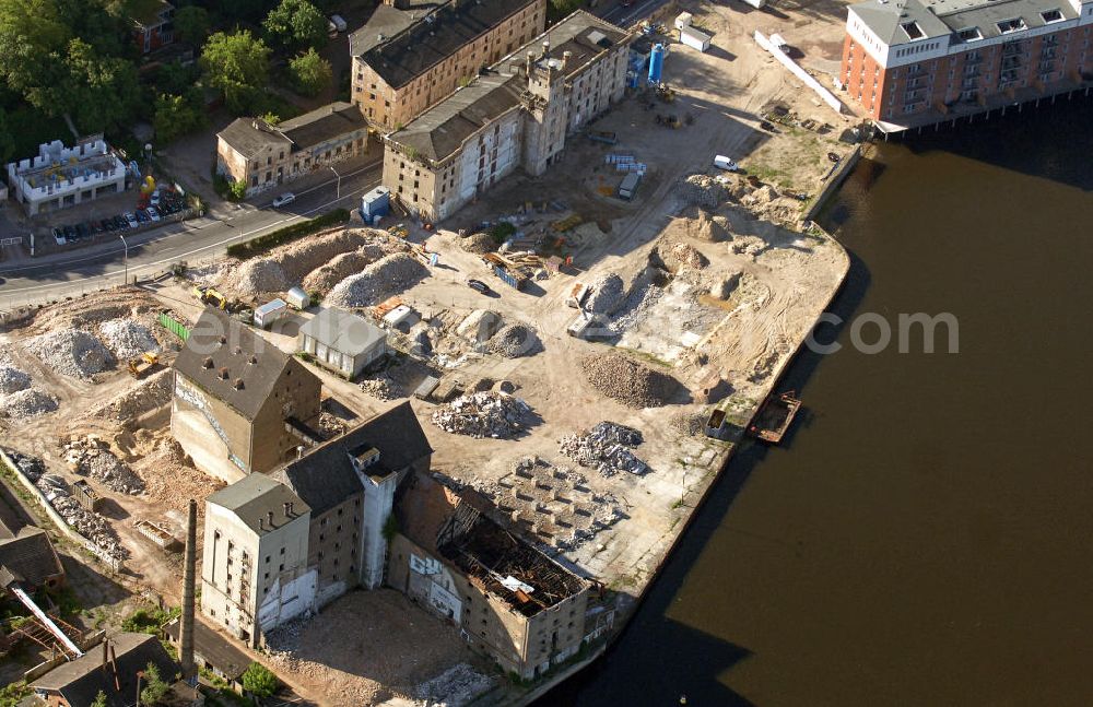 04.06.2010 from above - Blick auf die Speicherstadt in Potsdam-Templiner Vorstadt. Die Speicherstadt ist ein stillgelegtes Gewerbegebiet, das zu DDR-Zeiten als Schlachthof und Mühle mit Speichergebäuden genutzt wurde und in Zukunft einer Mischung aus Dienstleistungen, Wissenschaft, Gewerbe, Wohnungen und Kongresshotel umfassen soll. Look at the warehouse district in Potsdam-Templiner Vorstadt. The warehouse district is an abandoned industrial estate which should include in the future a mix of services, science, commerce, housing and convention hotel.