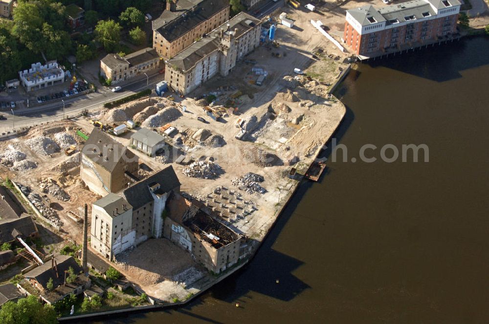 04.06.2010 from the bird's eye view: Blick auf die Speicherstadt in Potsdam-Templiner Vorstadt. Die Speicherstadt ist ein stillgelegtes Gewerbegebiet, das zu DDR-Zeiten als Schlachthof und Mühle mit Speichergebäuden genutzt wurde und in Zukunft einer Mischung aus Dienstleistungen, Wissenschaft, Gewerbe, Wohnungen und Kongresshotel umfassen soll. Look at the warehouse district in Potsdam-Templiner Vorstadt. The warehouse district is an abandoned industrial estate which should include in the future a mix of services, science, commerce, housing and convention hotel.