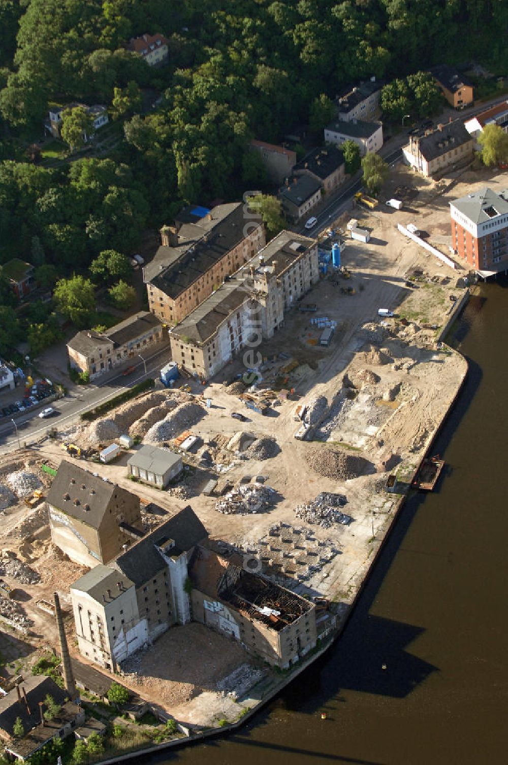 Aerial image 04.06.2010 - Blick auf die Speicherstadt in Potsdam-Templiner Vorstadt. Die Speicherstadt ist ein stillgelegtes Gewerbegebiet, das zu DDR-Zeiten als Schlachthof und Mühle mit Speichergebäuden genutzt wurde und in Zukunft einer Mischung aus Dienstleistungen, Wissenschaft, Gewerbe, Wohnungen und Kongresshotel umfassen soll. Look at the warehouse district in Potsdam-Templiner Vorstadt. The warehouse district is an abandoned industrial estate which should include in the future a mix of services, science, commerce, housing and convention hotel.