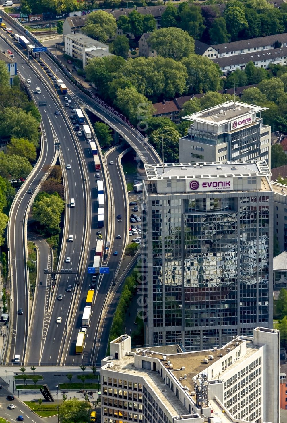 Aerial photograph Essen - View of the blocking of the freeway A 40 in Essen in the state of North Rhine-Westphalia