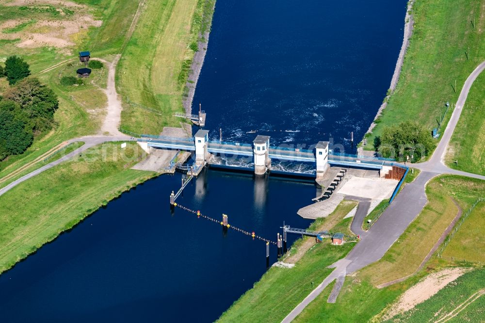 Aerial photograph Gnevsdorf - Barrage Gnevsdorfer Wehr separates the Elbe and Gnevsdorfer receiving waters in Gnevsdorf in the state Brandenburg, Germany