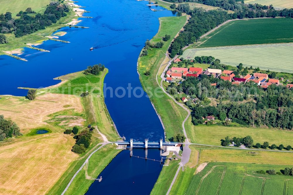 Gnevsdorf from the bird's eye view: Barrage Gnevsdorfer Wehr separates the Elbe and Gnevsdorfer receiving waters in Gnevsdorf in the state Brandenburg, Germany