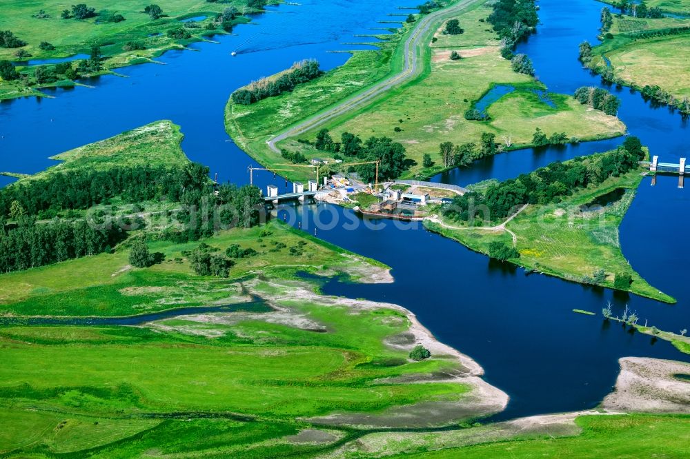 Quitzöbel from the bird's eye view: Lockage of the Havelwehr in Quitzoebel in the state Saxony-Anhalt, Germany