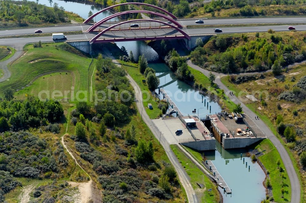 Markkleeberg from above - Lockage Kanupark-Schleuse between Markleeberger See and Stroemthaler See in the district Stoermthal in Markkleeberg in the state Saxony, Germany