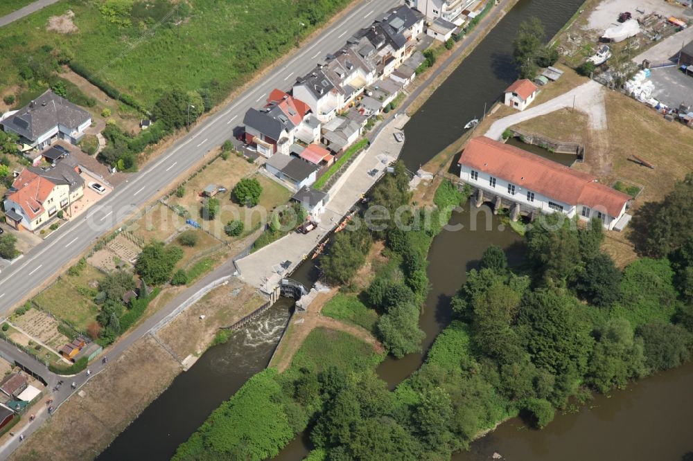 Fachbach from above - Lockage of the on Lahn in the district Auf der Oberau in Fachbach in the state Rhineland-Palatinate, Germany