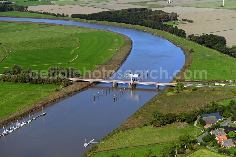 Geversdorf from the bird's eye view: Lockage of the of Oste in the district Itzwoerden in Geversdorf in the state Lower Saxony, Germany