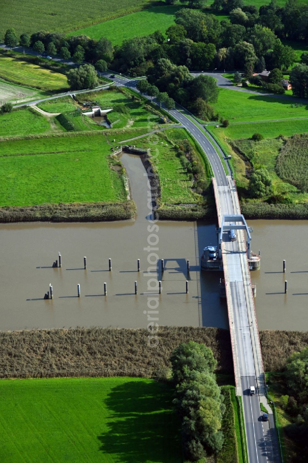 Aerial image Geversdorf - Lockage of the of Oste in the district Itzwoerden in Geversdorf in the state Lower Saxony, Germany