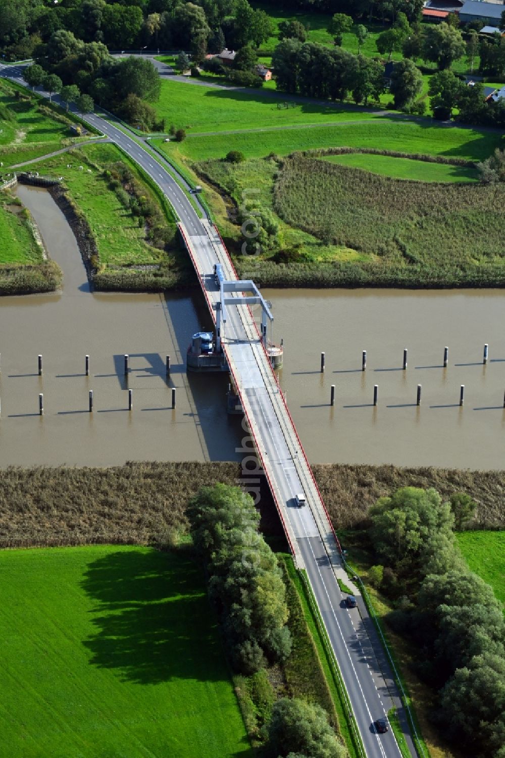 Aerial photograph Geversdorf - Lockage of the of Oste in the district Itzwoerden in Geversdorf in the state Lower Saxony, Germany