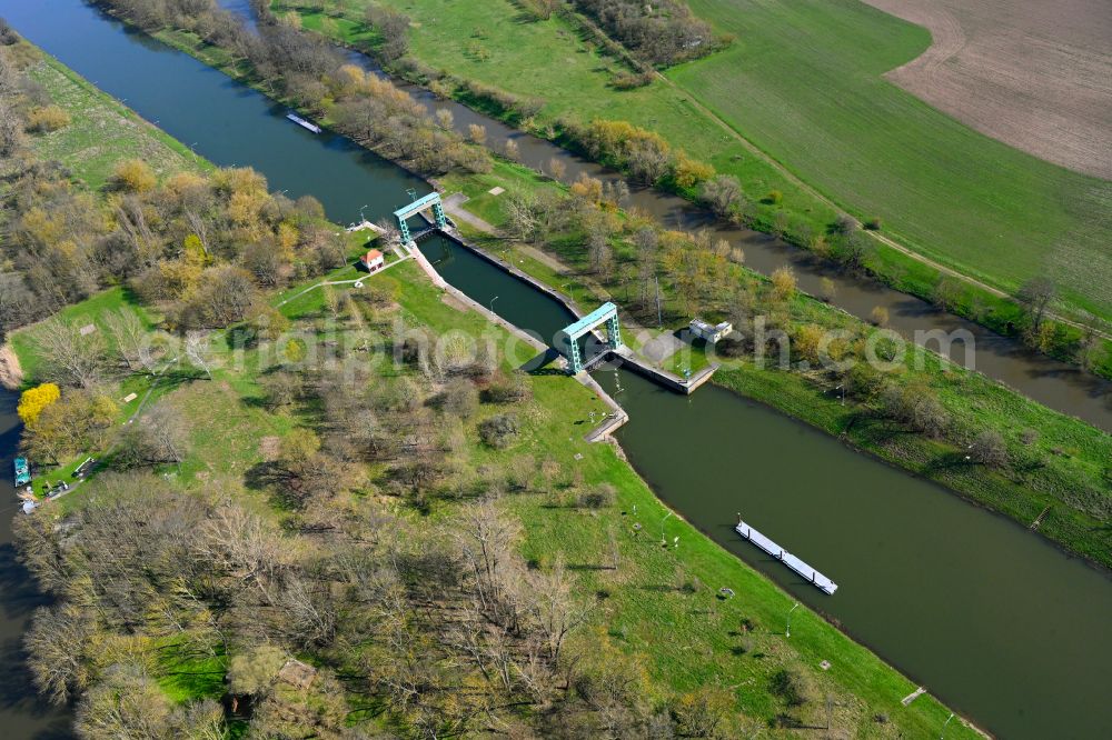 Wettin from the bird's eye view: Barrier lock systems of the lock on the course of the river Saale on the street Muehlweg in Wettin in the state Saxony-Anhalt, Germany