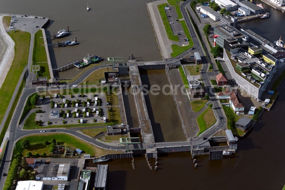 Bremerhaven from the bird's eye view: Barrier lock systems between the mouth of the Geeste and the port in the district Geestemuende-Nord in Bremerhaven in the state Bremen, Germany