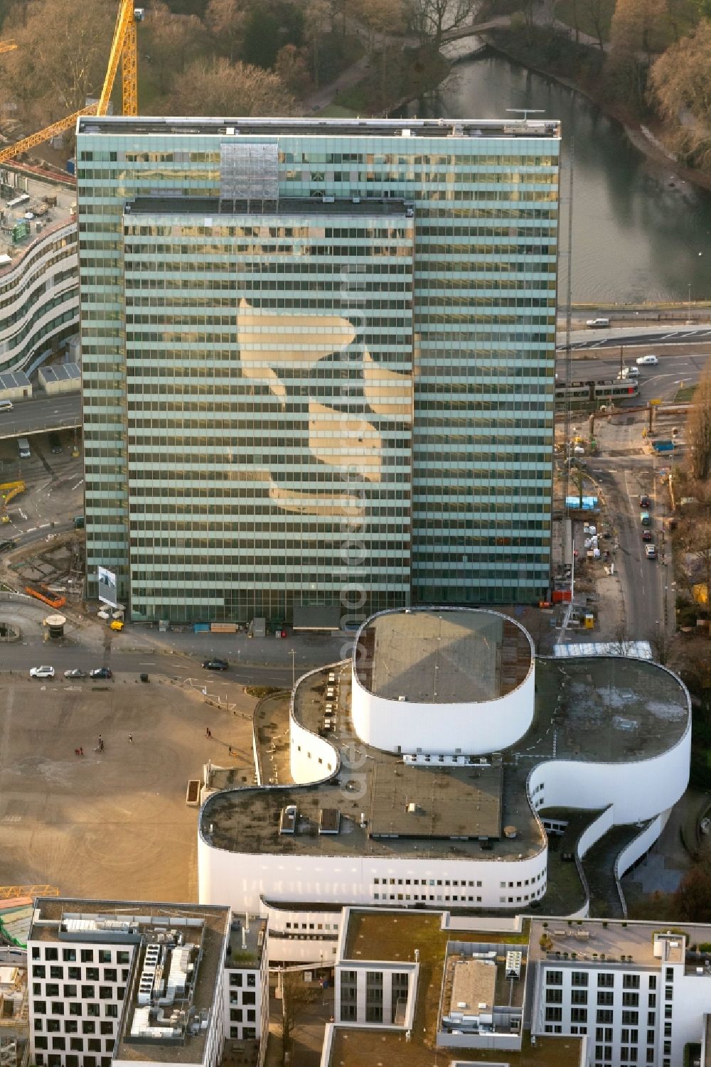 Düsseldorf from the bird's eye view: Reflection / mirror image of the theater in the glass - facade of the skyscraper Dreischeibenhaus in Dusseldorf in North Rhine-Westphalia