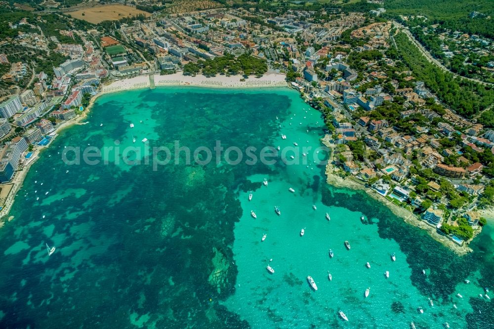 Santa Ponsa from the bird's eye view: Sun rays Reflection on the water surface and Schiffe along the Meeres- Kueste on Balearen-Meer in Santa Ponsa in Islas Baleares, Spain