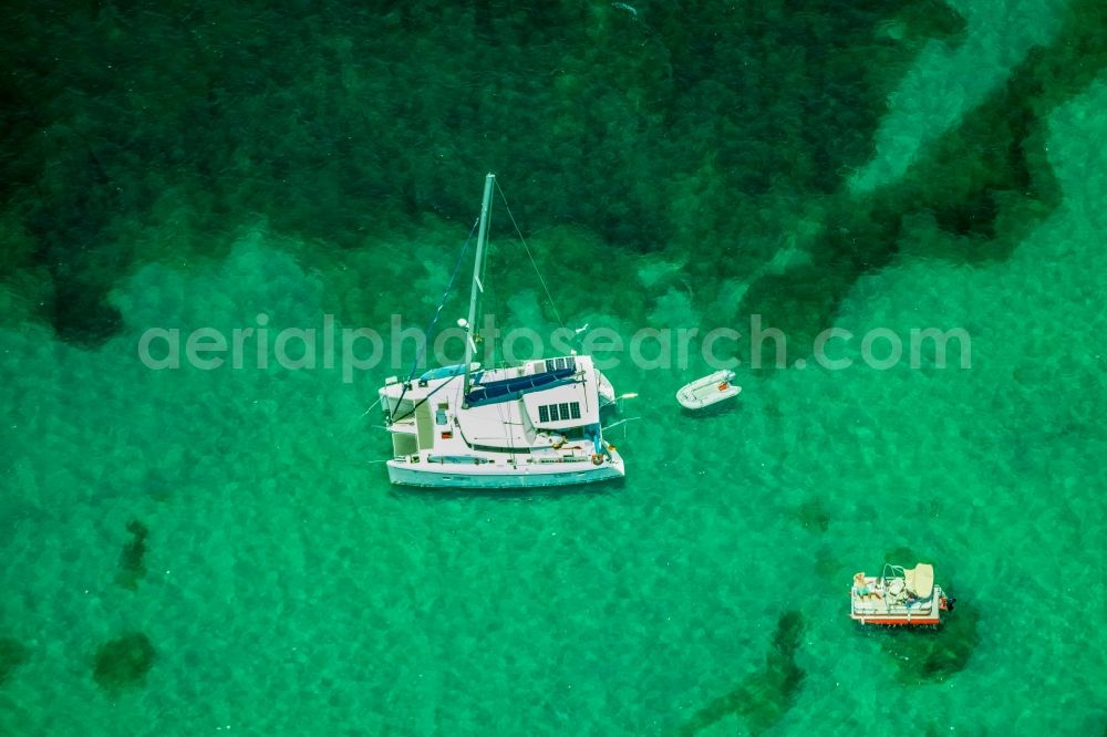 Aerial photograph Santa Ponsa - Sun rays Reflection on the water surface and Schiffe along the Meeres- Kueste on Balearen-Meer in Santa Ponsa in Islas Baleares, Spain