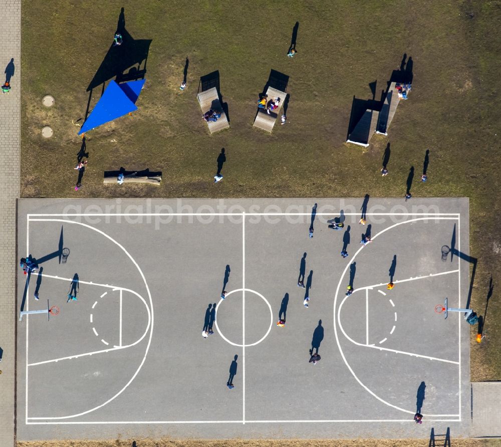 Aerial photograph Bochum - Player on the volleyball court - Springorum primary school Caroline school Bochum in North Rhine-Westphalia