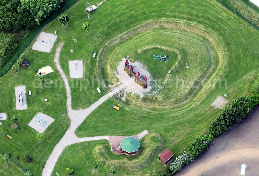 Aerial image Güntersleben-Wechmar - In the style of a castle mound with a children's playground was created in Guentersleben-Wechmar. This is part of the extended area of ??the Burgenland school