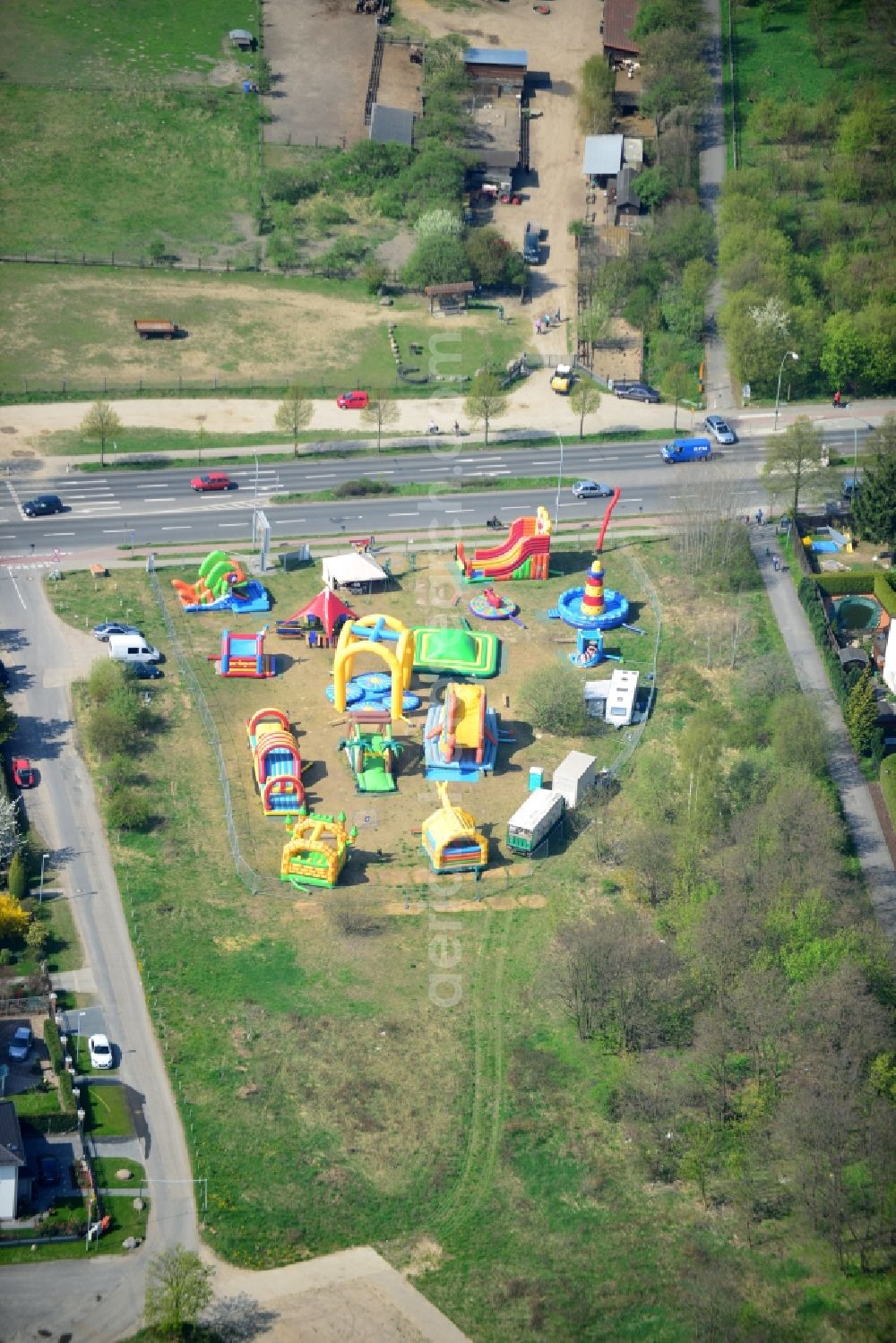 Schönefeld from the bird's eye view: Playground - bouncy castle at the Waltersdorfer Chaussee corner Friedenstraße in Schönefeld in Brandenburg