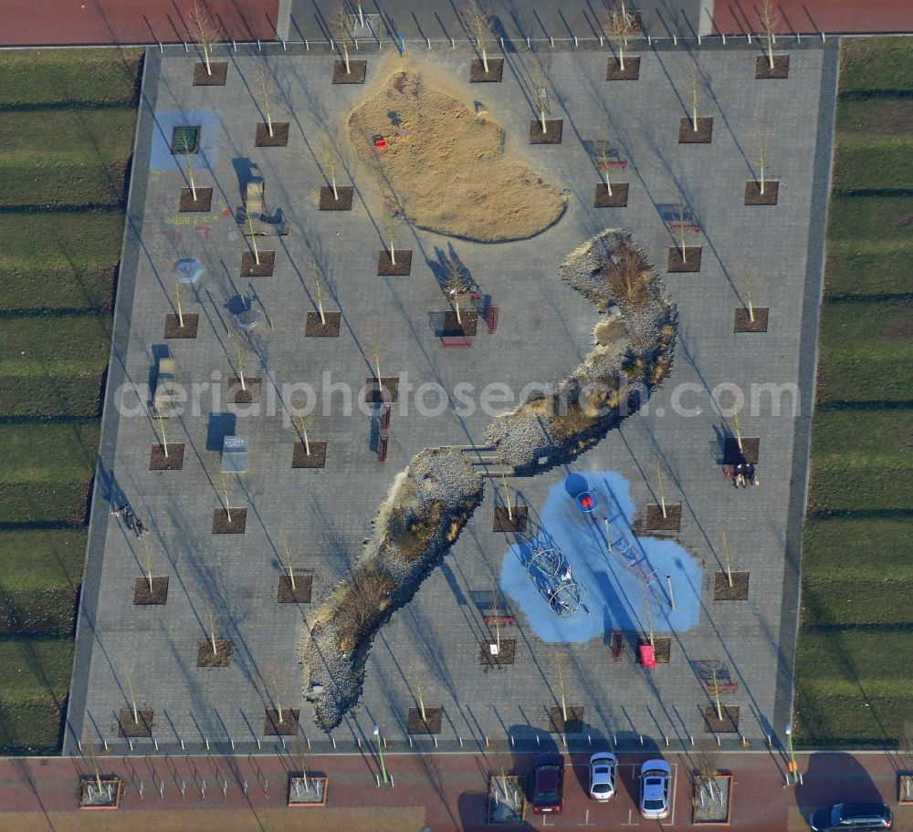 Aerial photograph Berlin - Playground on the Square of the US-Berlin-Brigade in the Lichterfelde part of Berlin. The playground with its different areas and trees is located in a residential area in the South of Lichterfelde. The trees - like the whole compound - is characterised by its symmetry and geometry