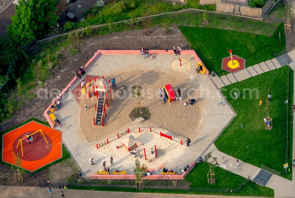 Gelsenkirchen from the bird's eye view: Playground with sandy area in a residential area on Feldahornstrasse in Gelsenkirchen in the state North Rhine-Westphalia, Germany