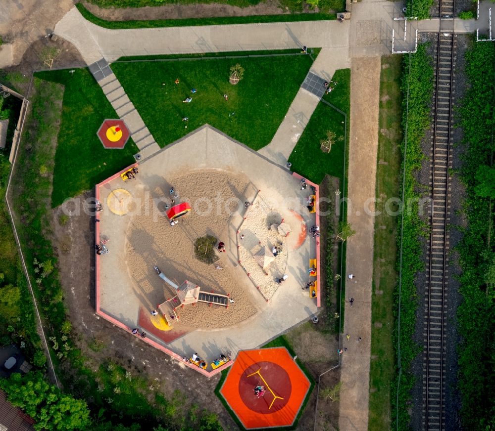 Aerial image Gelsenkirchen - Playground with sandy area in a residential area on Feldahornstrasse in Gelsenkirchen in the state North Rhine-Westphalia, Germany